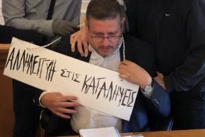 Πρύτανες ΑΣΟΕΕ με ταμπέλα στο λαιμό