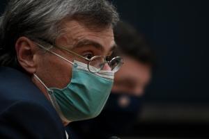 Ο Σωτήρης Τσιόδρας με μάσκα