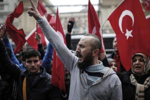Τουρκία διαδηλωτές σημαία