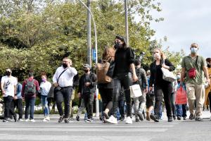 Πολίτες στην Αθήνα με μάσκα λόγω κορωνοϊού
