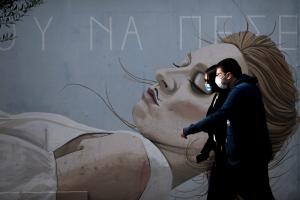 Κόσμος περπατάει στην Αθήνα λίγο πριν το lockdown