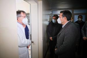 Γιατροί και νοσηλευτές στο νοσοκομείο Δράμας συζητούν με τον Αλέξη Τσίπρα