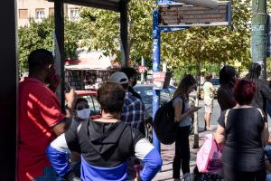Κόσμος περιμένει να έρθει το λεωφορείο