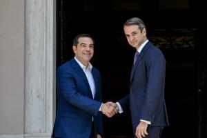 Αλέξης Τσίπρας και Κυριάκος Μητσοτάκης στο Μαξίμου