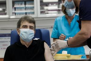 Εμβολιάστηκε κατά του κορωνοϊού ο υπ. Προστασίας του Πολίτη Μ. Χρυσοχοΐδης