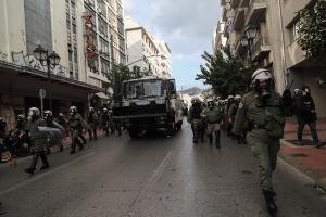 Αστυνομικοί και αύρες στην επέτειο του Πολυτεχνείου