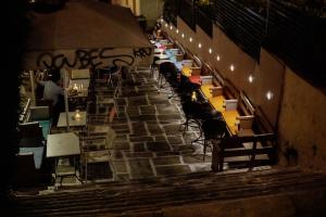 Αθήνα το βράδυ εν μέσω lockdown
