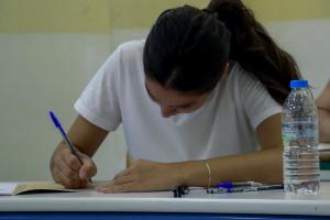 Εξετάσεις πανελλήνιες γραπτά μαθητής
