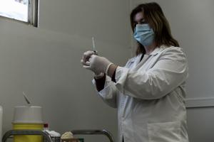 Εμβόλιο σε εμβολιαστικό κέντρο στο Ίλιον
