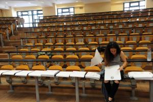 Φοιτήτρια σε αμφιθέατρο