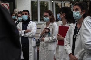 Γιατροί και νοσηλευτές στο νοσοκομείο Άγιος Σάββας