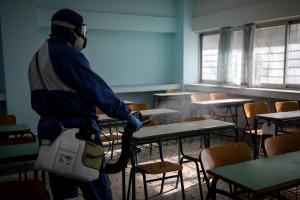 Σχολείο Κορωνοϊός τάξη απολύμανση