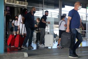 ΑΕΡΟΔΡΟΜΙΟ ΤΟΥΡΙΣΤΕΣ ΑΦΙΞΕΙΣ ΜΑΣΚΕΣ ΚΟΡΩΝΟΪΟΣ