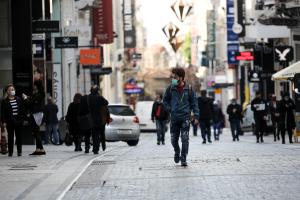 Κλειστά καταστήματα στην οδό Ερμού στην Αθήνα