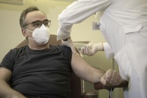 Ο υφυπουργός Υγείας Βασίλης Κοντοζαμάνης εμβολιάζεται κατά του κορωνοϊού στο νοσοκομείο Ιωαννίνων 29-12-2020
