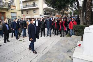 ΤΣΙΠΡΑΣ ΛΟΥΛΟΥΔΙ ΣΤΟ ΜΝΗΜΕΙΟ ΤΕΜΠΟΝΕΡΑ