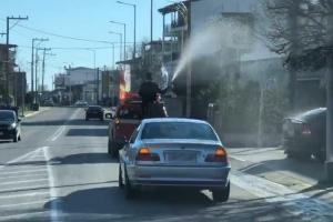 Ιερέας κάνει αγιασμό με μάνικα