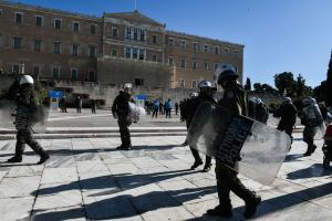 ΜΑΤ έξω από τη Βουλή