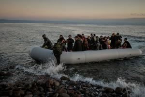 Πρόσφυγες μετανάστες βάρκα θάλασσα