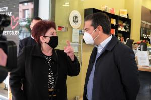 Ο Αλέξης Τσίπρας με συνταξιούχο στην Πάτρα