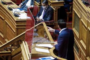 Ο Αλέξης Τσίπρας και ο Κυριάκος Μητσοτάκης στη Βουλή