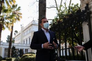 Ο Αλέξης Τσίπρας κάνει δηλώσεις