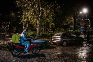 Ντελιβεράς στην χιονισμένη Αθήνα