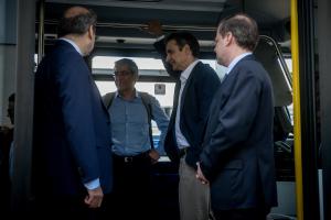 Κυριάκος Μητσοτάκης, Κώστας Χατζηδάκης, Κώστας Καραμανλής σε λεωφορείο