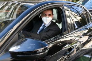 Ο Κυριάκος Μητσοτάκης σε αυτοκίνητο