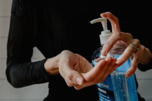 ΚΟΡΩΝΟΪΟΣ ΑΝΤΙΣΗΠΤΙΚΟ ΧΕΡΙΑ ΚΟΝΤΙΝΟ