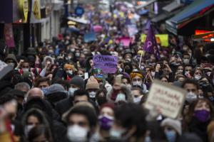 ΔΙΑΔΗΛΩΣΗ ΓΥΝΑΙΚΩΝ ΣΤΗΝ ΤΟΥΡΚΙΑ ΓΙΑ ΤΗΝ ΑΠΟΣΥΡΣΗ ΑΠΟ ΤΗ ΣΥΝΘΗΚΗ ΤΗΣ ΚΩΝΣΤΑΝΤΙΝΟΥΠΟΛΗΣ