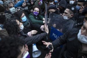 TOYΡΚΙΑ ΣΥΝΘΗΚΗ ΚΑΤΑ ΤΗΣ ΒΙΑΣ ΤΩΝ ΓΥΝΑΙΚΩΝ