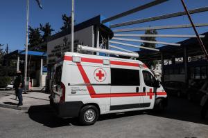 Ασθενοφόρο έξω από το νοσοκομείο Ερυθρός Σταυρός