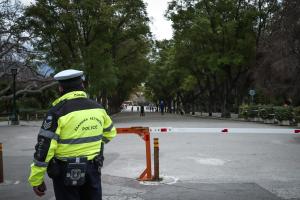 Αστυνομικός στην Αθήνα εν μέσω lockdown