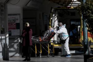Διακομισθή στον Ευαγγελισμό με ασθενοφόρο του ΕΚΑΒ