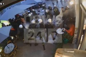 Επίθεση της αστυνομίας σε καφετέρια στο Γαλάτσι