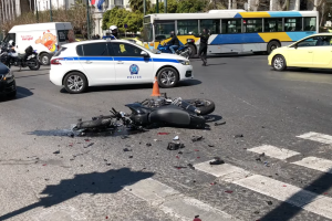 Τροχαίο ατύχημα έξω από τη Βουλή