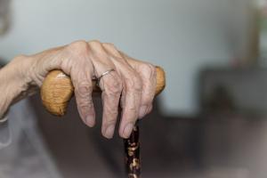ΧΕΡΙ ΗΛΙΚΙΩΜΕΝΗΣ ΓΥΝΑΙΚΑΣ