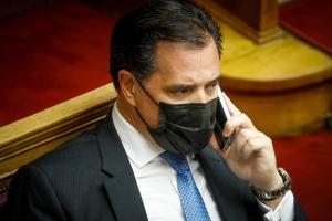 Ο Άδωνις Γεωργιάδης στη Βουλή με κινητό
