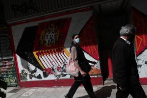 Κόσμος στους δρόμους της Αθήνας εν μέσω lockdown