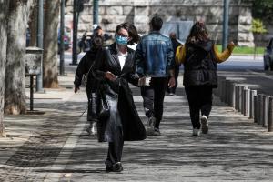 Κόσμος στην Αθήνα εν μέσω lockdown