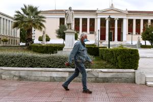 Ηλικιωμένος στην Αθήνα εν μέσω lockdown
