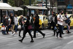 Κόσμος στο κέντρο της Αθήνας εν μέσω lockdown