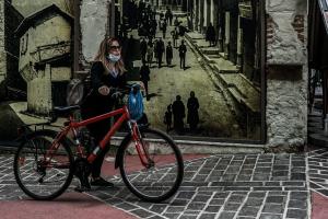 Γυναίκα με κοπέλα έξω από κατάστημα εστίασης