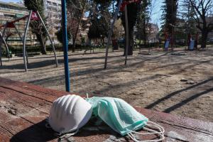 Μάσκες πεταμένες