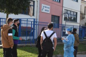 Τεστ κορωνοϊού έξω από σχολείο