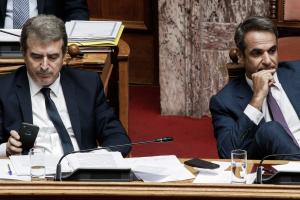 Κυριάκος Μητσοτάκης και Μιχάλης Χρυσοχοΐδης στη Βουλή