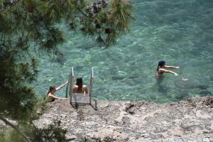 ΖΕΣΤΗ ΘΑΛΑΣΣΑ ΜΠΑΝΙΟ