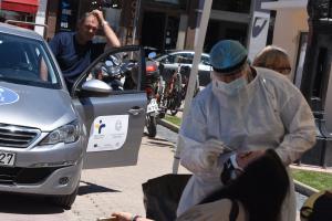 Κλιμάκιο του ΕΟΔΥ κάνει τεστ για τον κορωνοϊό
