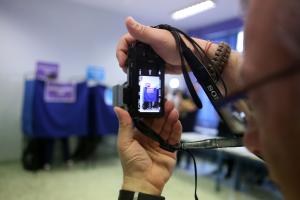 Φωτογραφική μηχανή σε κάλπη εκλογών